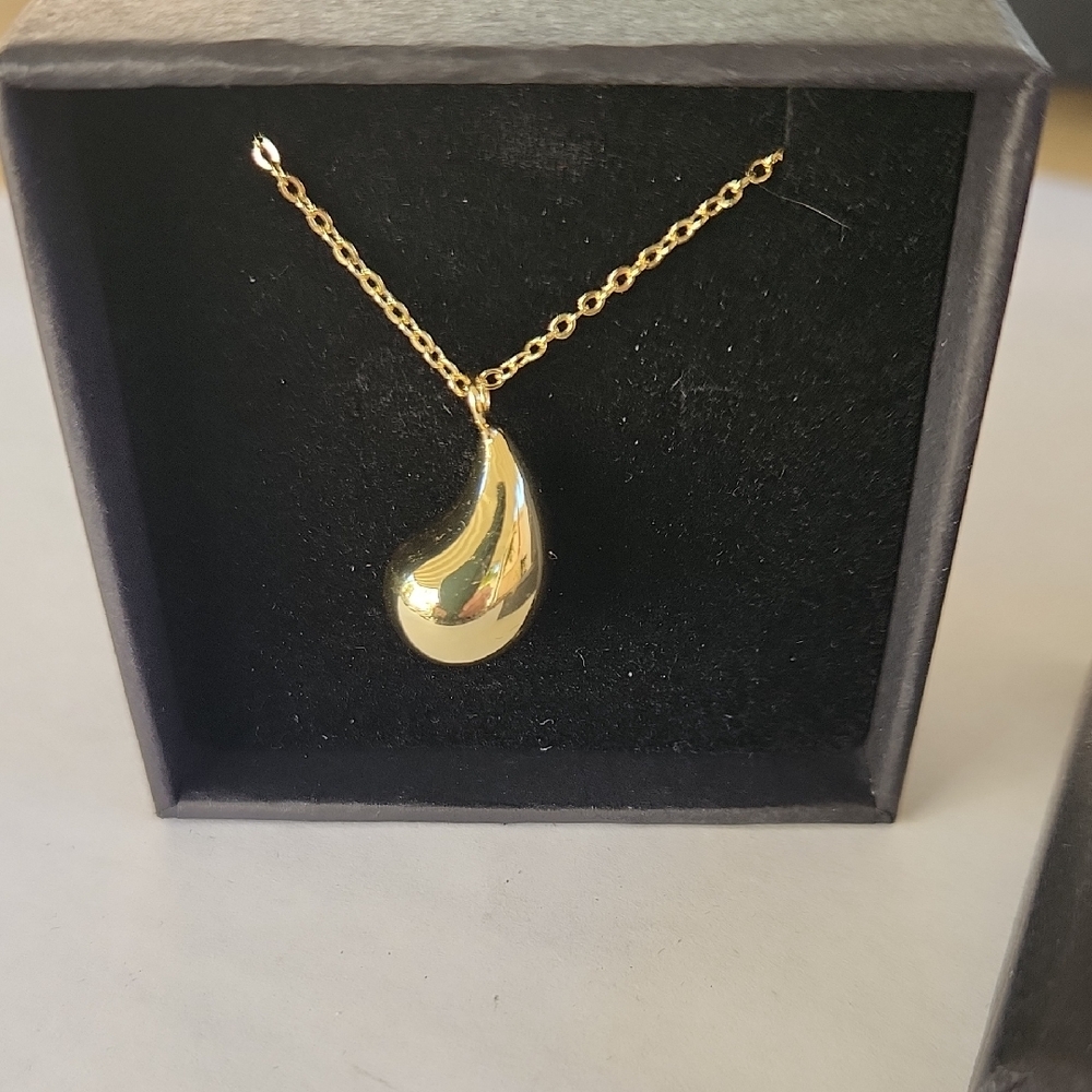 Nic & Syd Elegant Gold Tone Teardrop Pendant Necklace New In Box